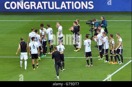 Lille, Francia. Il 26 giugno, 2016. In Germania i giocatori di festeggiare dopo aver vinto la UEFA EURO 2016 Round di 16 partita di calcio tra la Germania e la Slovacchia a Pierre Mauroy stadium di Lille in Francia, 26 giugno 2016. Foto: Peter Kneffel/dpa/Alamy Live News Foto Stock