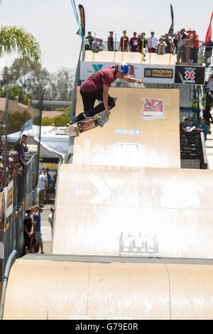 San Diego, CA, USA. Il 25 giugno, 2016. Su un soleggiato sabato, giovani e vecchi si è rivelata per la decima edizione di scontro a Clairemont.Vi era un guidatore di skateboard croce, come pure un elevato salto contest, half pipe demo, piscina equitazione, musica dal vivo, a tutto vantaggio della YMCA locale e il Grind per la vita di carità.sia tra la gente del posto e le leggende di skateboard girato fuori per contribuire a sostenere la causa.Mettere insieme da pattinaggio leggenda Andy MacDonald.Andy ha avuto pochi amici, tra cui il leggendario skater di Tony Hawk, Bob Burnquist, Lincoln Ueda, Ryan Sheckler, e molti di più. Credito: Daren Fentiman/ZUMA filo/Alamy Live News Foto Stock