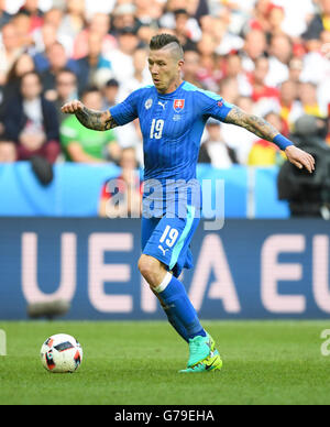 Lille, Francia. Il 26 giugno, 2016. La Slovacchia è Juraj Kucka gioca la palla durante UEFA EURO 2016 Round di 16 partita di calcio tra la Germania e la Slovacchia a Pierre Mauroy stadium di Lille in Francia, 26 giugno 2016. Foto: Arne Dedert/dpa/Alamy Live News Foto Stock