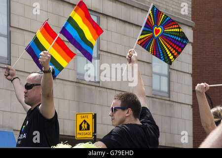 Chicago, IL, Stati Uniti d'America. Il 26 giugno, 2016. Nonostante il massacro di Orlando in un gay night club due settimane fa, il Chicago Gay Pride Parade di Chicago ha avuto un enorme affluenza alle urne. Essa è stata colorata come sempre con maggiore sicurezza al posto di salvaguardare i partecipanti e i festeggianti. Credito: Karen I. Hirsch/ZUMA filo/Alamy Live News Foto Stock