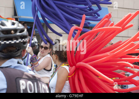 Chicago, IL, Stati Uniti d'America. Il 26 giugno, 2016. Nonostante il massacro di Orlando in un gay night club due settimane fa, il Chicago Gay Pride Parade di Chicago ha avuto un enorme affluenza alle urne. Essa è stata colorata come sempre con maggiore sicurezza al posto di salvaguardare i partecipanti e i festeggianti. Credito: Karen I. Hirsch/ZUMA filo/Alamy Live News Foto Stock