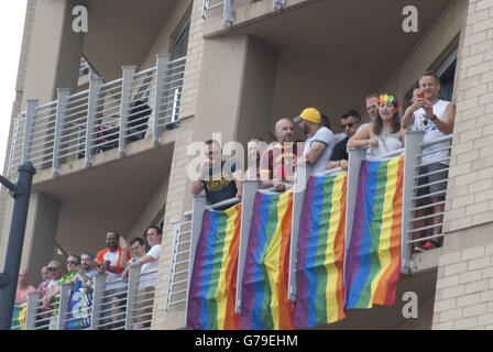 Chicago, IL, Stati Uniti d'America. Il 26 giugno, 2016. Nonostante il massacro di Orlando in un gay night club due settimane fa, il Chicago Gay Pride Parade di Chicago ha avuto un enorme affluenza alle urne. Essa è stata colorata come sempre con maggiore sicurezza al posto di salvaguardare i partecipanti e i festeggianti. Nella foto: persone parte sul balcone del Gay Pride Parade rotta in Chicago Credito: Karen I. Hirsch/ZUMA filo/Alamy Live News Foto Stock