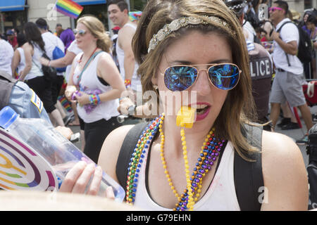 Chicago, IL, Stati Uniti d'America. Il 26 giugno, 2016. Nonostante il massacro di Orlando in un gay night club due settimane fa, il Chicago Gay Pride Parade di Chicago ha avuto un enorme affluenza alle urne. Essa è stata colorata come sempre con maggiore sicurezza al posto di salvaguardare i partecipanti e i festeggianti. Credito: Karen I. Hirsch/ZUMA filo/Alamy Live News Foto Stock