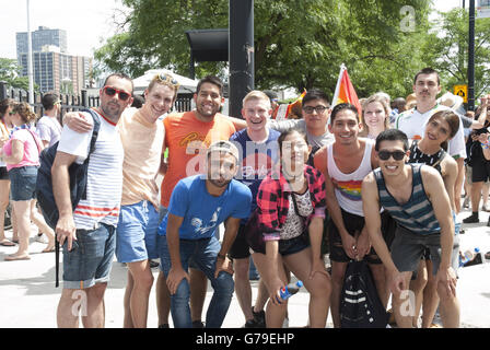 Chicago, IL, Stati Uniti d'America. Il 26 giugno, 2016. Nonostante il massacro di Orlando in un gay night club due settimane fa, il Chicago Gay Pride Parade di Chicago ha avuto un enorme affluenza alle urne. Essa è stata colorata come sempre con maggiore sicurezza al posto di salvaguardare i partecipanti e i festeggianti. Nella foto: Happy parade frequentatori. Credito: Karen I. Hirsch/ZUMA filo/Alamy Live News Foto Stock