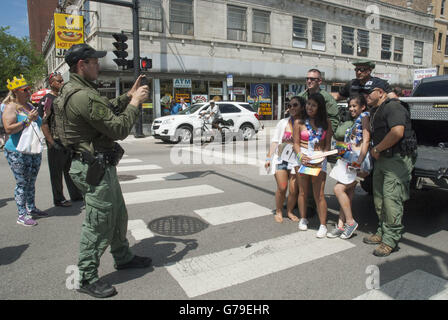 Chicago, IL, Stati Uniti d'America. Il 26 giugno, 2016. Nonostante il massacro di Orlando in un gay night club due settimane fa, il Chicago Gay Pride Parade di Chicago ha avuto un enorme affluenza alle urne. Essa è stata colorata come sempre con maggiore sicurezza al posto di salvaguardare i partecipanti e i festeggianti. Nella foto: sceriffo della polizia di scattare una foto con alcune della sfilata frequentatori. Credito: Karen I. Hirsch/ZUMA filo/Alamy Live News Foto Stock