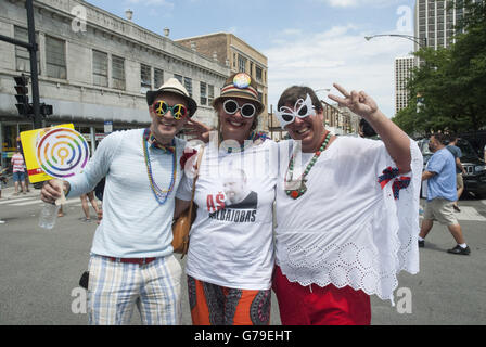 Chicago, IL, Stati Uniti d'America. Il 26 giugno, 2016. Nonostante il massacro di Orlando in un gay night club due settimane fa, il Chicago Gay Pride Parade di Chicago ha avuto un enorme affluenza alle urne. Essa è stata colorata come sempre con maggiore sicurezza al posto di salvaguardare i partecipanti e i festeggianti. Nella foto: 3 viaggiatori provenienti da Lituania godendo la scena. Credito: Karen I. Hirsch/ZUMA filo/Alamy Live News Foto Stock