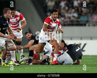 Sabato. Il 25 giugno, 2016. Giugno 25 2016, Tokyo, Giappone - Giappone scrum metà Keisuke Uchida porta la sfera durante il Giappone e Scozia test match in Tokyo Sabato 25 Giugno, 2016. La Scozia ha sconfitto il Giappone 21-16. © Yoshio Tsunoda/AFLO/Alamy Live News Foto Stock