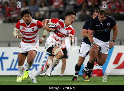 Sabato. Il 25 giugno, 2016. Giugno 25 2016, Tokyo, Giappone - Giappone il flanker Shokei Kin (C)porta la sfera durante il Giappone e Scozia test match in Tokyo Sabato 25 Giugno, 2016. La Scozia ha sconfitto il Giappone 21-16. © Yoshio Tsunoda/AFLO/Alamy Live News Foto Stock