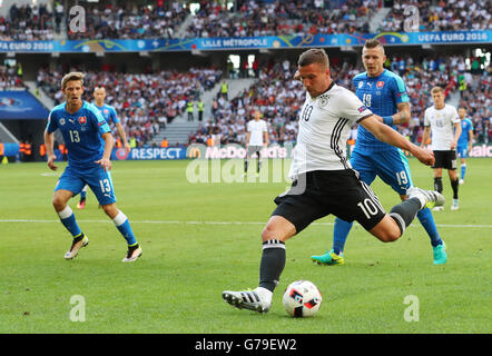 Lille, Francia. Il 26 giugno, 2016. La Germania Lukas Podolski gioca la palla durante UEFA EURO 2016 Round di 16 partita di calcio tra la Germania e la Slovacchia a Pierre Mauroy stadium di Lille in Francia, 26 giugno 2016. A sinistra della Slovacchia Patrik Hrosovsky, proprio il suo compagno di squadra Juraj Kucka. Foto: Christian Charisius/dpa/Alamy Live News Foto Stock