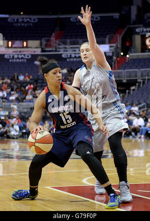 Washington, DC, Stati Uniti d'America. Il 26 giugno, 2016. 20160626 - Washington Mystics guard NATASCIA CLOUD (15) dribbling contro Minnesota Lynx guard LINDSAY WHALEN (13) nel primo semestre al Verizon Center di Washington. © Chuck Myers/ZUMA filo/Alamy Live News Foto Stock