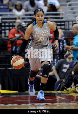 Washington, DC, Stati Uniti d'America. Il 26 giugno, 2016. 20160626 - Minnesota Lynx avanti MAYA MOORE (23) avanza la sfera contro la Washington Mystics nella seconda metà al Verizon Center di Washington. © Chuck Myers/ZUMA filo/Alamy Live News Foto Stock