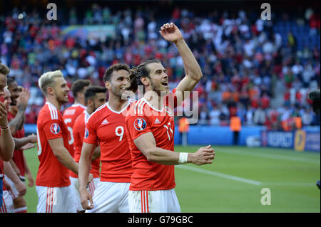 Gareth Bale (Galles)Hal Robson-Kanu (Galles) ; 25 giugno 2016- Calcio : Uefa euro Francia 2016, Round di 16, 1-0 Galles Irlanda del Nord a Stade Parc des Princes, Parigi, Francia. (Foto di aicfoto/AFLO) Foto Stock