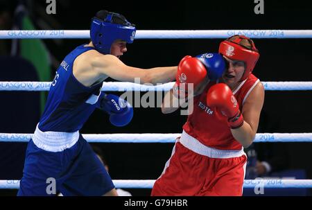 L'inglese Savannah Marshall (blu) in azione contro il canadese Ariane Fortin (rosso) nella finale femminile Middleweigh (69-75kg) alla SSE Hydro, durante i Giochi del Commonwealth 2014 a Glasgow. Foto Stock