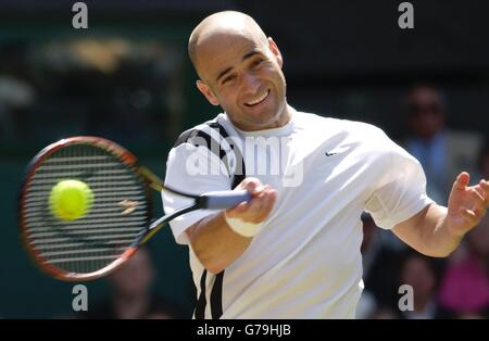 SOLO PER USO EDITORIALE, NON PER L'USO SU CELLULARI Andre Agassi dagli Stati Uniti in azione contro Younes El Aynaoui dal Marocco nel terzo round all'All England Lawn Tennis Championships di Wimbledon. *15/06/04: L'ex campione di Wimbledon si è tirato fuori dalla competizione quest'anno, ma i 34 anni insistono che gli appassionati di tennis inglesi non hanno visto l'ultimo di lui. Il campione del 1992 ha subito un infortunio all'anca e ha perso nel primo turno al Queen's Club la scorsa settimana Igor Andreev, un russo che aveva fatto il suo debutto in erba. Foto Stock