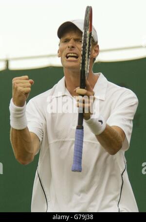 SOLO PER USO EDITORIALE, SENZA USO DI TELEFONO CELLULARE. : Sjeng Schalken dai Paesi Bassi dopo aver sconfitto Rainer Schuettler dalla Germania in serie diritte nel quarto round dei Campionati di tennis del prato dell'Inghilterra a Wimbledon. Foto Stock