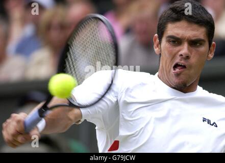 , NESSUN UTILIZZO DEL TELEFONO CELLULARE. Mark Philippoussis dall'Australia in azione contro Roger Federer dalla Svizzera nella finale maschile all'All England Lawn Tennis Championships a Wimbledon. Foto Stock