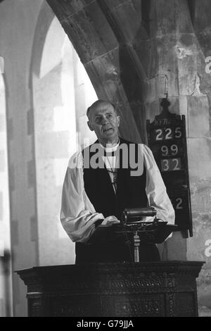 John Walker, Vescovo di Salisbury, il Rev. John Walker, predica il sermone dal pulpito alla chiesa di Santa Margherita di Antiochia nel villaggio di Chilmark, Wiltshire, dopo il fuoco di vicaraggio della scorsa settimana in cui sono morte tre giovani figlie del Rev. Malcolm Acheson. Foto Stock