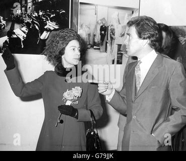 Royalty - Queen Elizabeth II - Ideal Home Exhibition, Londra Foto Stock