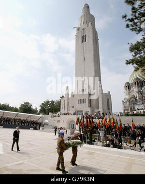 Re Filippo di Belgio depone una corona durante una cerimonia al Memoriale interalleato di Cointe, Liegi, Belgio, commemorando il centenario dell'inizio della prima guerra mondiale. Foto Stock