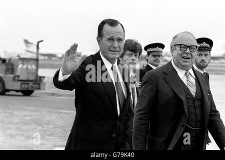 Il vicepresidente AMERICANO George Bush lascia Heathrow per Dusseldorf. Si è recato a Londra per una visita di un giorno per assistere al lancio dell'Unione Internazionale Democratica. Foto Stock