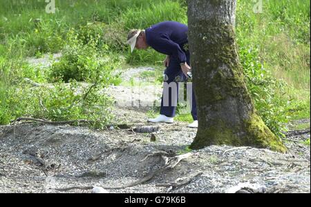 Scotland's Colin Montgomerie sulla spiaggia sulla terza buca, durante il primo round del Barclays Scottish Open presso il golf club Loch Lomond vicino a Balloch. Foto Stock