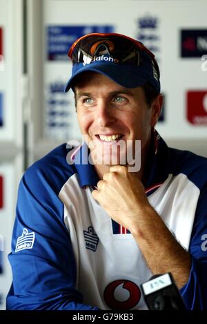 Il capitano dell'Inghilterra Michael Vaughan parla durante una conferenza stampa a Lords, St John's Wood, Londra, in vista della finale della NatWest Series contro il Sudafrica domani. 05/06/04: I tifosi di Cricket saranno in tenterhook per l'imminente arrivo del primo bambino di Michael Vaughan - soprattutto se il capitano inglese fosse a duttare la sua squadra e correrà per l'ospedale. Vaughan è attualmente leader in Inghilterra nella seconda prova contro la Nuova Zelanda - proprio come sua moglie Nichola si prepara a dare alla luce il loro primo bambino. Foto Stock