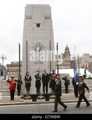 Il principe del Galles e il primo ministro David Cameron prendono il saluto durante una cerimonia di deposizione delle corone al cenotafio di Glasgow per commemorare il centenario dell'inizio della prima guerra mondiale. Foto Stock