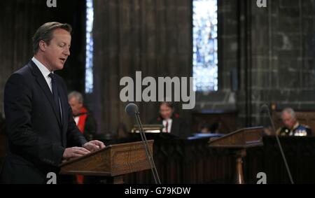 Il primo ministro David Cameron legge un passaggio durante un servizio per il Commonwealth per commemorare il centesimo anniversario dello scoppio della prima guerra mondiale alla Cattedrale di Glasgow. Foto Stock