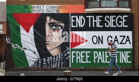 Un murale pro Palestina a Belfast come gruppi lealisti e repubblicani assumere posizioni rivali di sostegno per Israele e Palestina durante l’attuale riacutizzazione del conflitto. Foto Stock