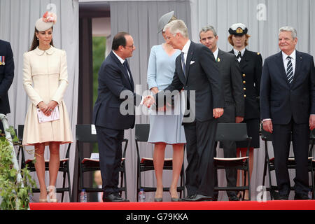 Il presidente francese Francois Hollande stringe le mani con il re Filippo di Belgio durante una cerimonia al Cointe Inter-Allied Memorial, Liegi, Belgio, in commemorazione del 100° anniversario dell'inizio della prima guerra mondiale. Foto Stock