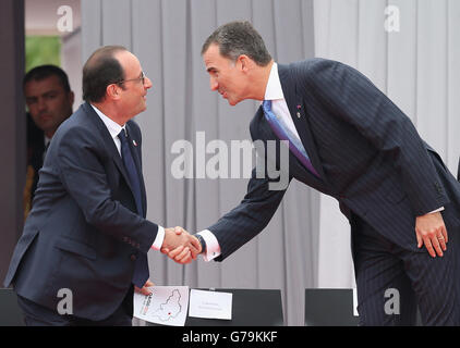 Re Felipe di Spagna e presidente francese Francois Hollande durante una cerimonia al Cointe Inter-allied Memorial, Liegi, Belgio, in commemorazione del centesimo anniversario dell'inizio della prima guerra mondiale. Foto Stock