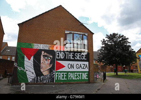 Un murale pro Palestina a Belfast come gruppi lealisti e repubblicani assumere posizioni rivali di sostegno per Israele e Palestina durante l’attuale riacutizzazione del conflitto. Foto Stock