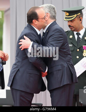 Il primo ministro tedesco Joachim Gauck accoglie il presidente francese Francois Hollande durante una cerimonia al Cointe Inter-allied Memorial, Liegi, Belgio, in commemorazione del centesimo anniversario dell'inizio della prima guerra mondiale. Foto Stock