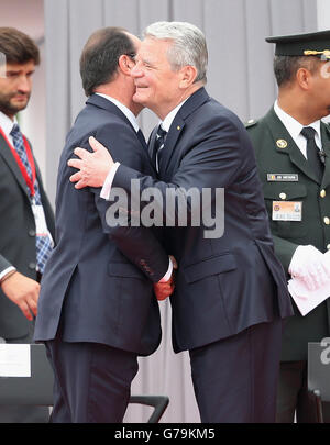 Il primo ministro tedesco Joachim Gauck accoglie il presidente francese Francois Hollande durante una cerimonia al Cointe Inter-allied Memorial, Liegi, Belgio, in commemorazione del centesimo anniversario dell'inizio della prima guerra mondiale. Foto Stock