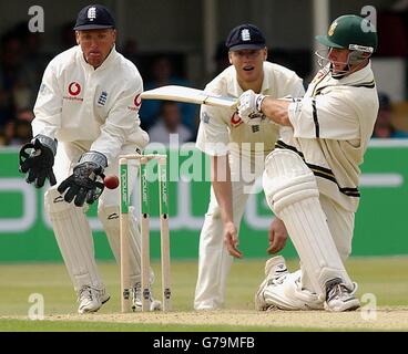 Graeme Smith, il capitano sudafricano del cricket, gioca vicino al guardiano inglese di Wicket Alec Stewart il terzo giorno del test match di Npower a Edgbaston. Foto Stock