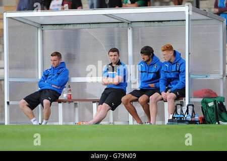 I giocatori di Coventry City si siedono sulla panchina dello Spytty Park Foto Stock