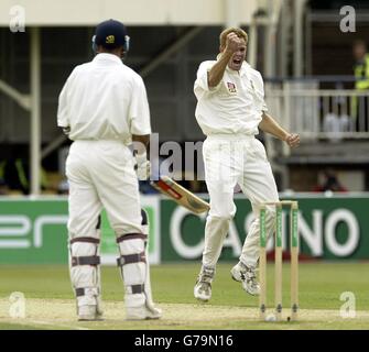 Shaun Pollock del Sud Africa festeggia dopo che ha intrappolato il capitano d'Inghilterra Nasser Hussain LBW per 1, durante il primo giorno del test Npower a Edgbaston, Birmingham. Foto Stock