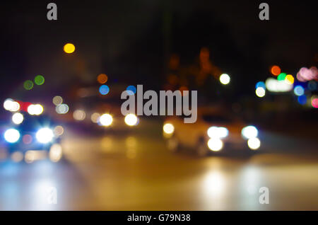 Luce astratta di macchie da fari di automobile e sfocata unfocused le luci della notte di una strada della citta'. Foto Stock