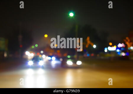 Luce astratta di macchie da fari di automobile e sfocata unfocused le luci della notte di una strada della citta'. Foto Stock