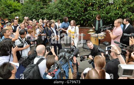 Le stelle del musical "Let IT Be" del West End suonano a una grande folla di fan accanto all'Abbey Road Crossing, esattamente 45 anni dopo che è stata scattata la foto di copertina dell'album, a St John's Wood, a nord di Londra. Foto Stock