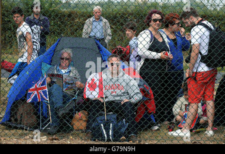 Gli appassionati attendono l'arrivo di un Avro Lancaster Bomber, di proprietà del Canadian Warplane Heritage Museum, prima di volare a Coningsby. Foto Stock