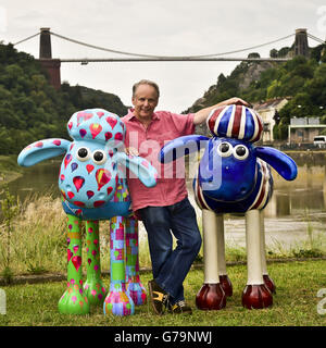 Il creatore di Wallace e passacavo Nick Park con gigantesche sculture di Shaun the Sheep mentre si trovano davanti al ponte sospeso Clifton di Brunel, Bristol, per lanciare un nuovo percorso artistico pubblico, per raccogliere fondi per i bambini malati la prossima estate. Foto Stock