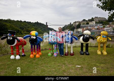 Il creatore di Wallace e passacavo Nick Park con gigantesche sculture di Shaun the Sheep mentre si trovano davanti al ponte sospeso Clifton di Brunel, Bristol, per lanciare un nuovo percorso artistico pubblico, per raccogliere fondi per i bambini malati la prossima estate. Foto Stock