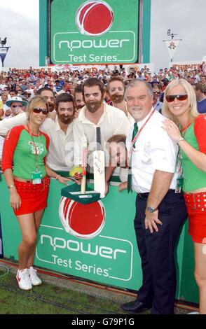 L'ex capitano inglese Mike Gatting presenta il look-A-like Mike Gatting con il premio di abbigliamento fantasia il terzo giorno della terza prova tra Inghilterra e West Indies a Old Trafford, Manchester. Foto Stock