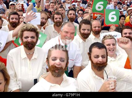 L'ex capitano inglese Mike Gatting con il look-A-like di Mike Gatting che ha vinto il premio di abbigliamento fantasia il terzo giorno della terza prova tra Inghilterra e West Indies a Old Trafford, Manchester. Foto Stock