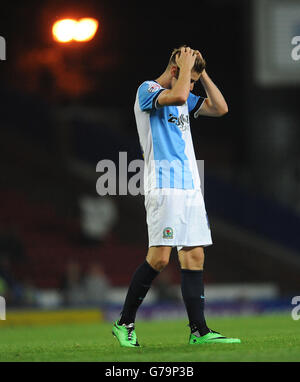 Tom Cairney di Blackburn Rovers tiene la testa dopo aver perso una possibilità tardiva di segnare durante la partita del campionato Sky Bet di Ewood Park, Blackburn. Foto Stock