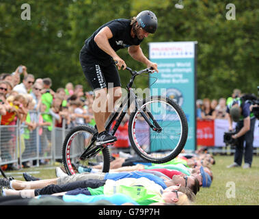 Il pilota professionista Andrei Burton tenta di rompere un record di worls durante il Prudential RideLondon a Londra. Foto Stock