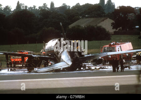 Un British Airtours Boeing 737 è stato travolto da fiamme dopo un'esplosione in quanto ha tassato il decollo all'aeroporto di Manchester. L'aereo aveva 137 persone a bordo ed era destinato all'isola di vacanza di Corfù. Sono morte almeno 54 persone. Foto Stock