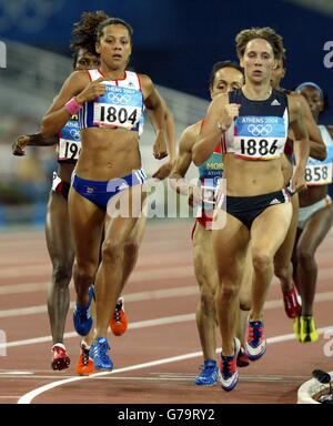 Jo Fenn (a sinistra) della Gran Bretagna e Claudia Gesell della Germania gareggiano in una delle manche da 800 m della donna allo Stadio Olimpico di Atene, in Grecia. Fenn ha terminato terzo e si è qualificato per le semifinali di domani. Foto Stock