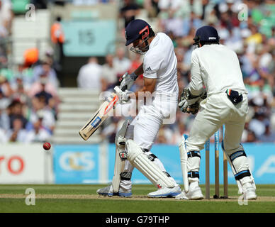 Cricket - Investec Test Series - Fifth Test - Inghilterra / India - Day Two - The Kia Oval. Inghilterra il capitano Alastair Cook taglia la palla per segnare il suo mezzo secolo durante la quinta prova al Kia Oval, Londra. Foto Stock